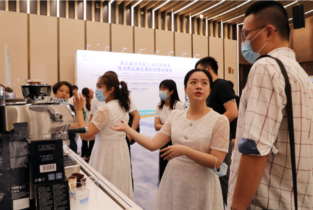 加第四届进博会上海招商路演暨消费品展区展前供需对接会的一名企业工作人员