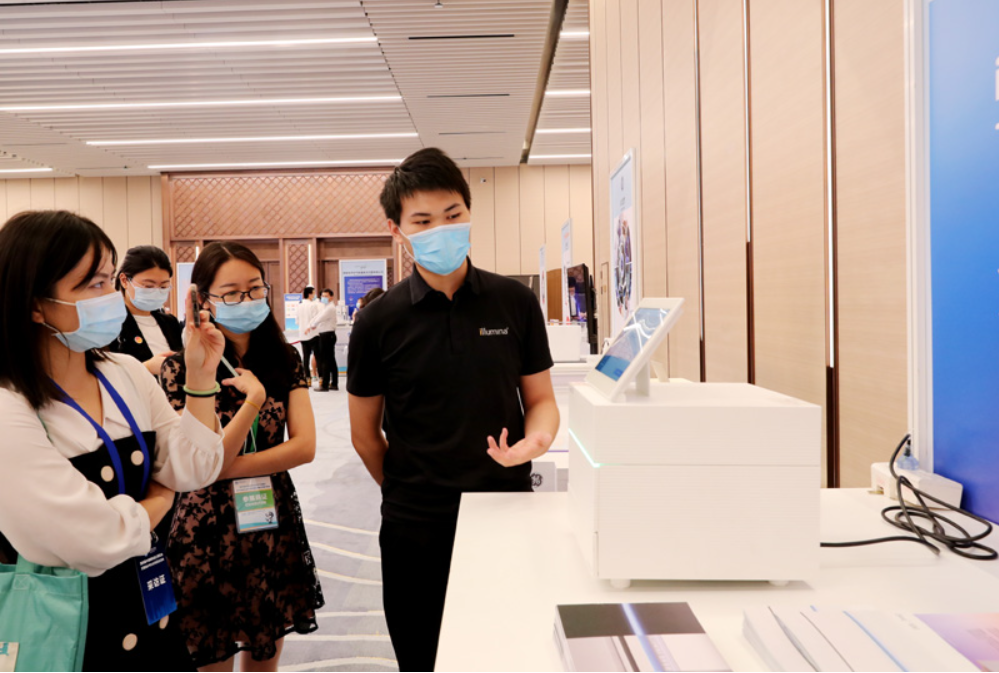 第四届进博会食品及农产品展区、医疗器械及医药保健展区展前供需对接会的工作人员在介绍一台测序仪展品