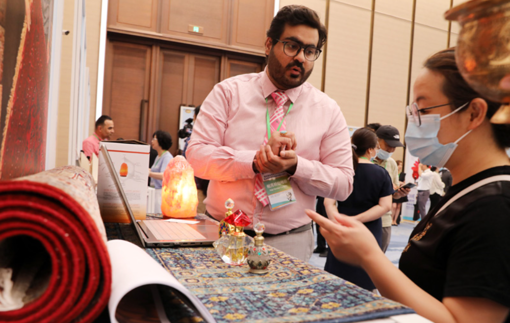 参加第四届进博会上海招商路演暨消费品展区展前供需对接会的一名参展企业工作人员